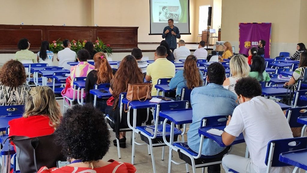 Palestra sobre espaço e o tempo na educação em tempo integral com o professor Wilson Barroso: experiência inovadora