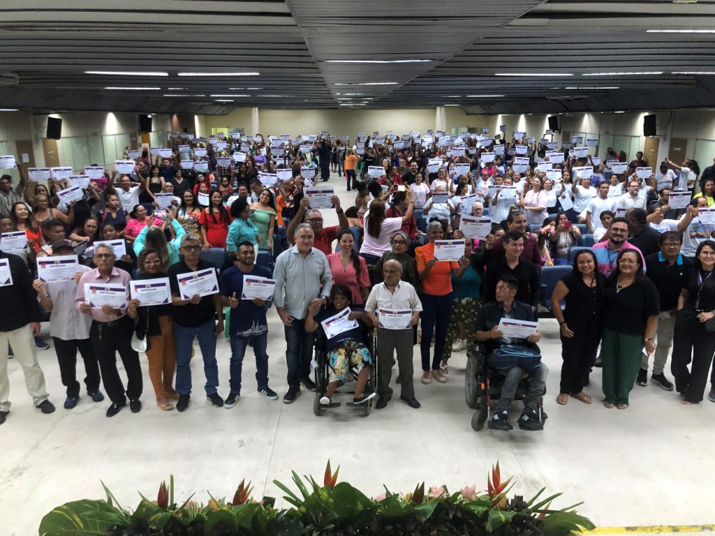 Prefeitura de Belém inicia chamamento público para avançar na alfabetização de jovens, adultos e idosos na rede municipal de educação: na foto, adultos e jovens que já foram alfabetizados em 2023