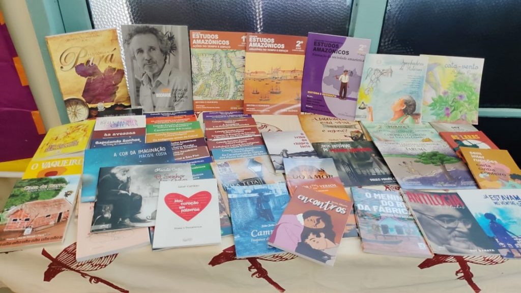 Exposição de livros que fazem parte do acervo dos kits de obras de autores paraenses repassados pelo Estado à Prefeitura de Belém