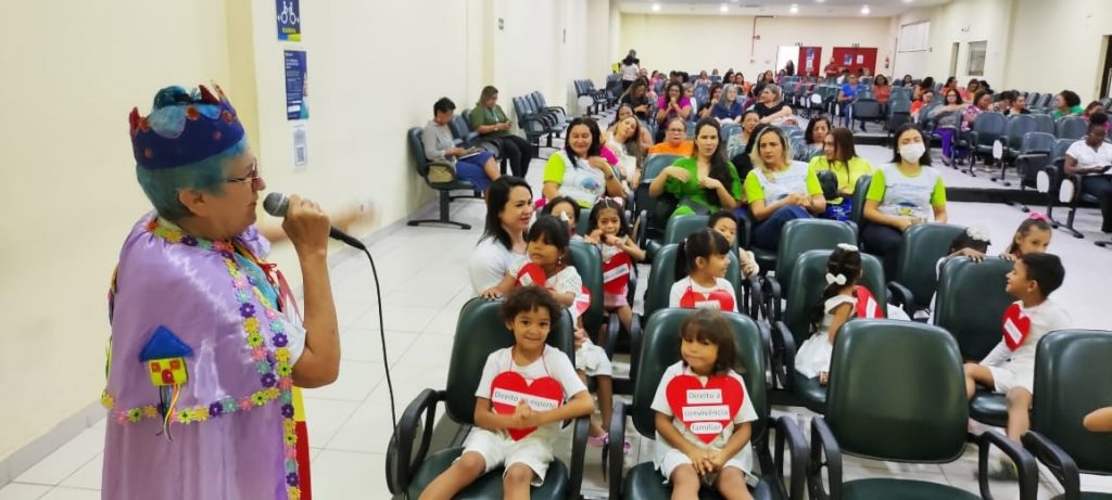A escitora Heliana Barriga animou as crianças no início da programação