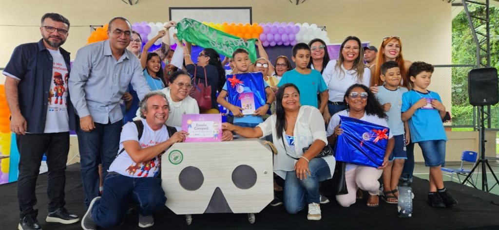 A escola municipal Pedro Demo, do Outeiro, ganhou o laboratório Maker com 20 smartphones e 20 óculos de realidade virtual
