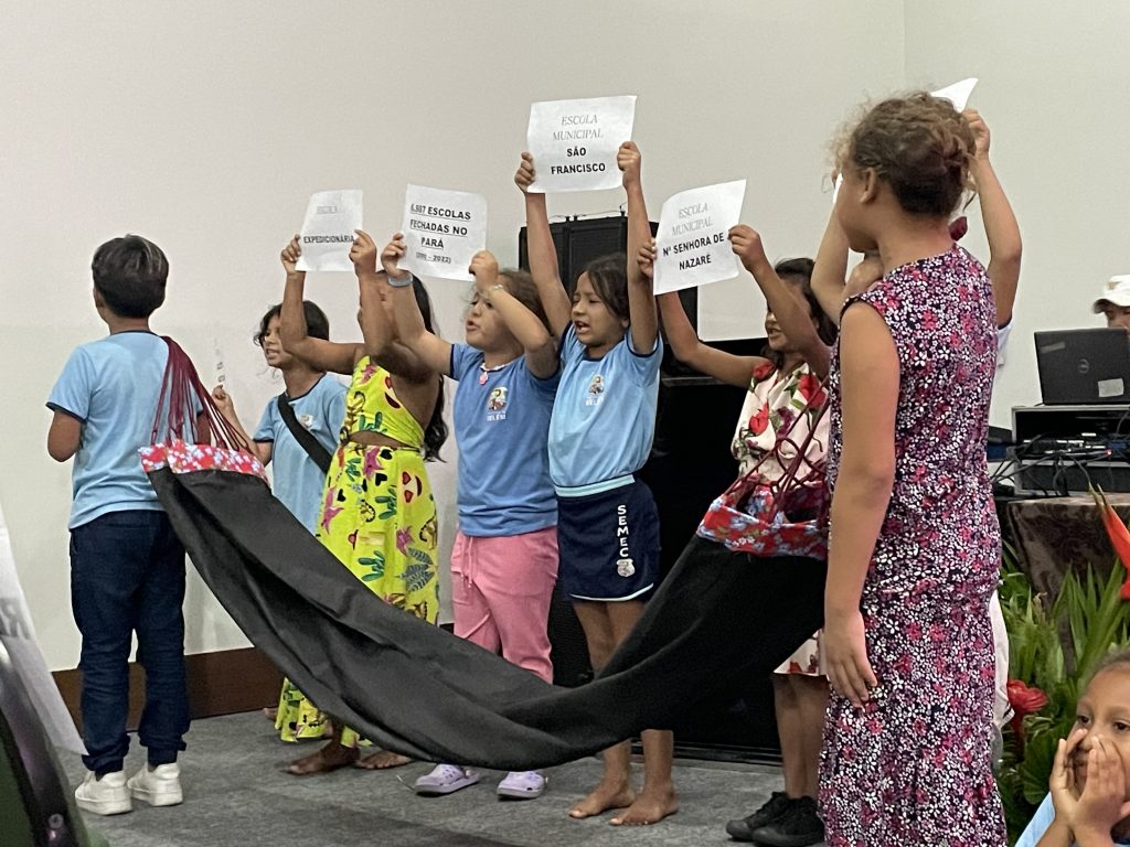 Apresentação cultural dos estudantes das escolas do campo durante os XX Diálogos dos Saberes