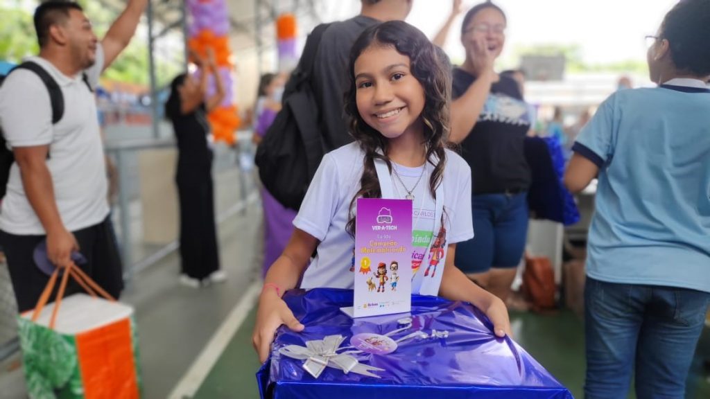 Izabele Barreto, de 11 anos, da escola municipal Carlos Batista , que ganhou um notebook pelo primeiro. Lugar.