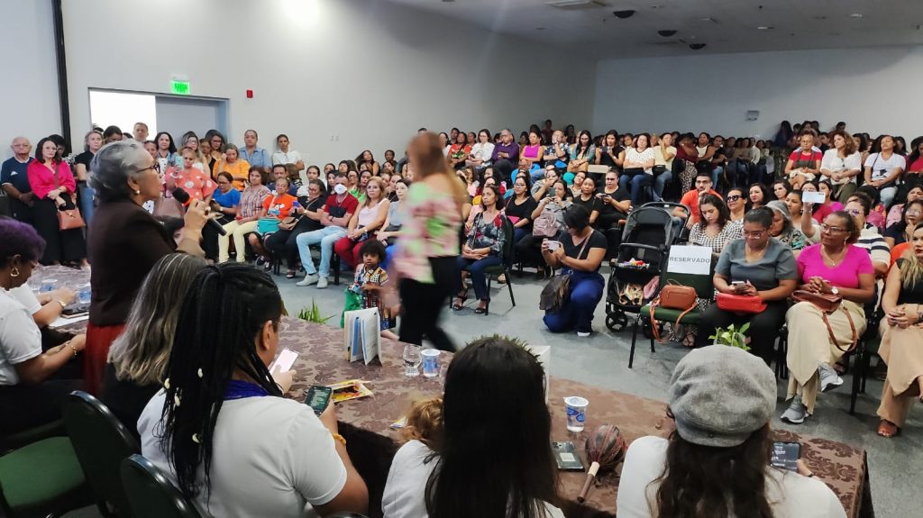 professores, diretores e coordenadores das escolas municipais participaram do lançamento da Cartilha