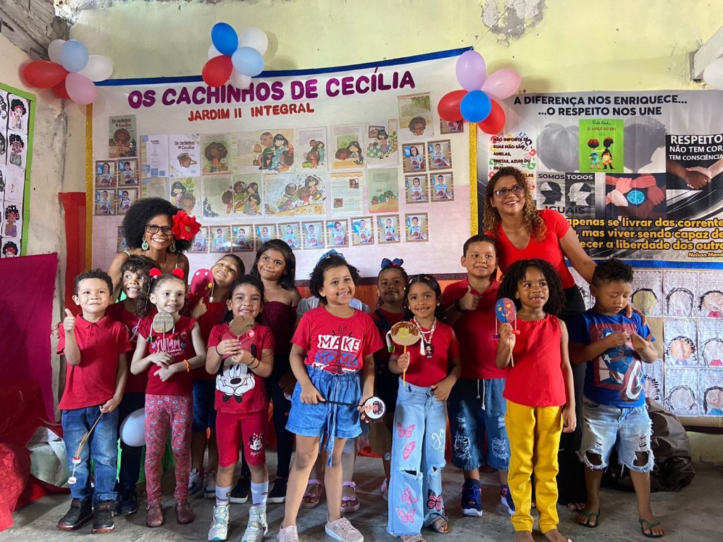 Os Cachinhos de Cecília, da escritora Suelany Ribeiro, foi o instrumento de ensino adotado para falar com as crianças da escola Iza Cunha sobre como enfrentar o racismo nas escolas
