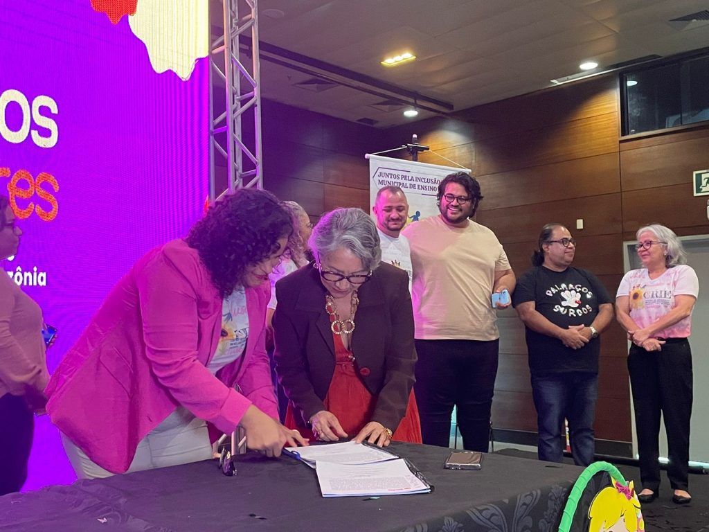 Coordenação do Crie entrega projeto de escola bilíngue para surdos para a secretária de educação de Belém, Araceli Lemos.