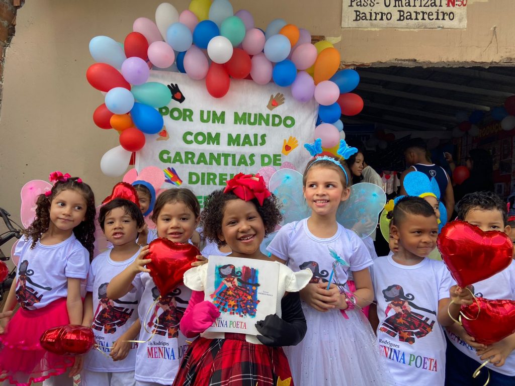 Os estudantes da UEI Iza Cunha na apresentação do livro "Menina Poeta", da autora Cris Rodrigues, na culminância dos trabalhos