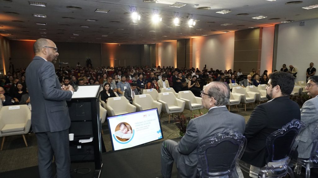 O prefeito Edilson Moura aponta que o evento tem três abordagens de extrema importância: capacitação dos servidores do tribunal, discussão sobre a equidade de gênero e o Protocolo pela primeira infância
