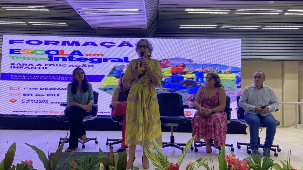 No evento, a secretária de Educação explica que a modalidade Tempo Integral na rede municipal de Educação tem carga horária de 10 horas diárias