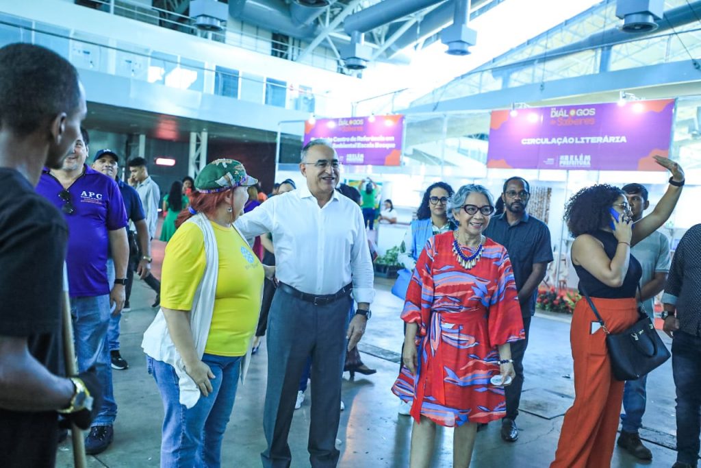 Prefeito Edmilson Rodrigues e a secretária municipal de Educação, Araceli Lemos, visitam os estandes das coordenações pedagógicas montados no Hangar Centro de Convenções.