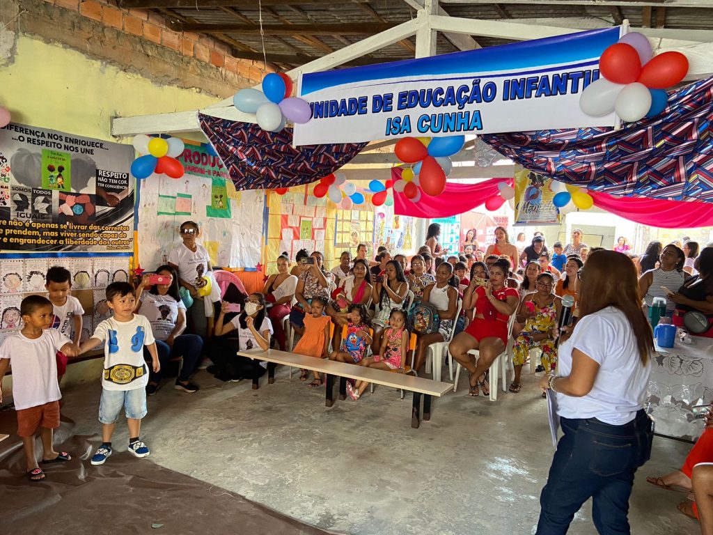 Na UEI Iza Cunha a diretora da escola observa à comunidade escolar que aprender como ser antirracista é uma lição que se leva para toda a vida