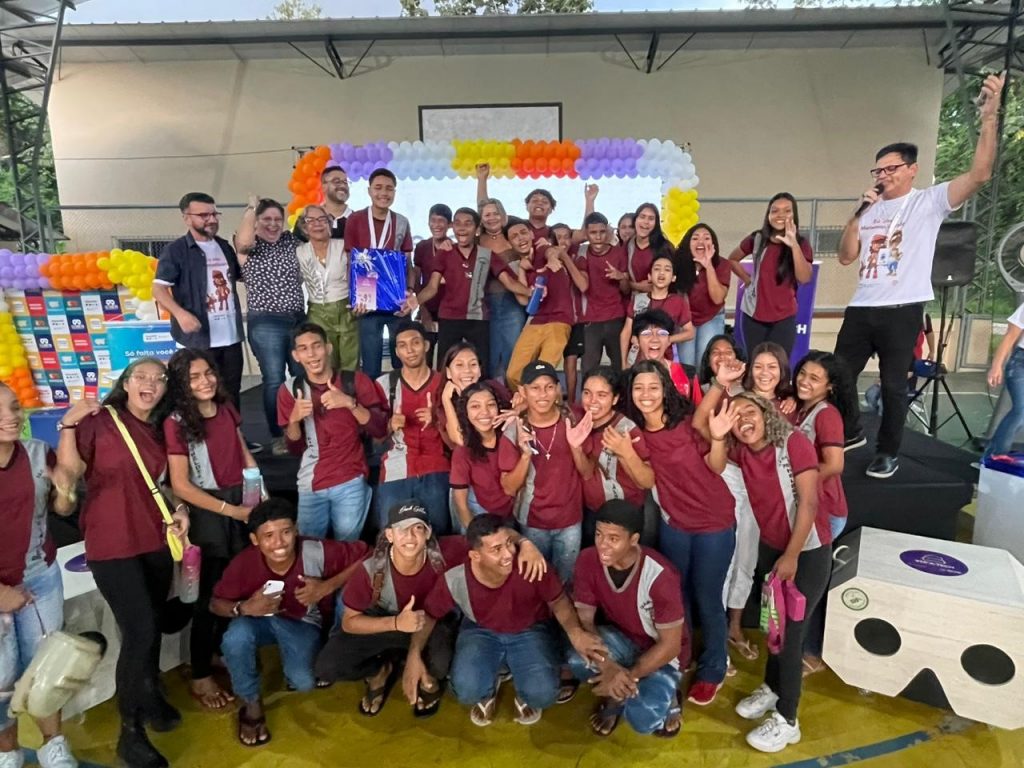 A secretária municipal de Educação, Araceli Lemos, fez a entrega do laboratório Maker da escola Anna Bareau, de Mosqueiro