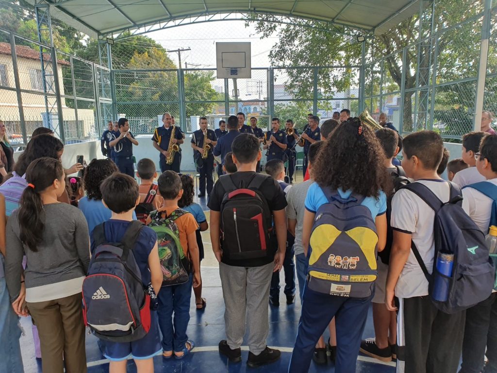 Apresentação da Banda de Música da GMB durante o acolhimento dos alunos na escola Benvinda de França Messias.