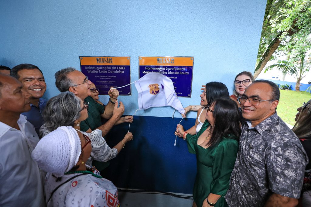 Prefeito descerra a placa que marca o início de um novo tempo para a Escola Walter Leite Caminha