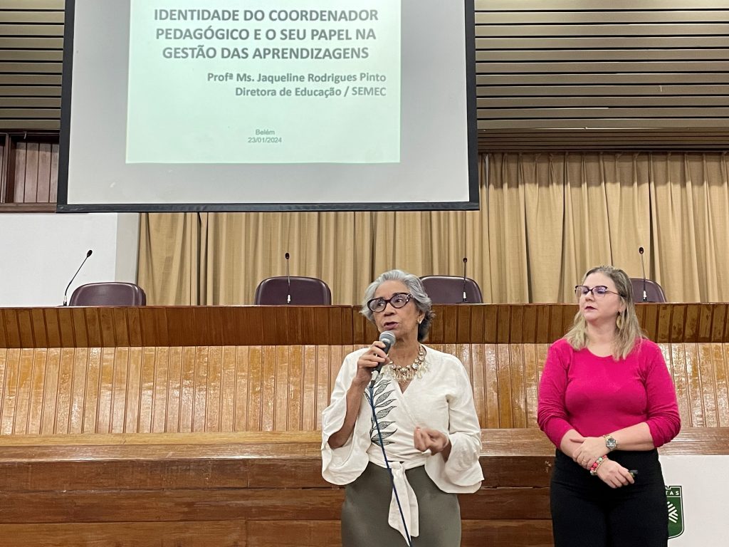 A secretária de educação, Araceli Lemos, pontuou a importância da participação de todos para alinhar e planejar os passos de 2024 na educação municipal
