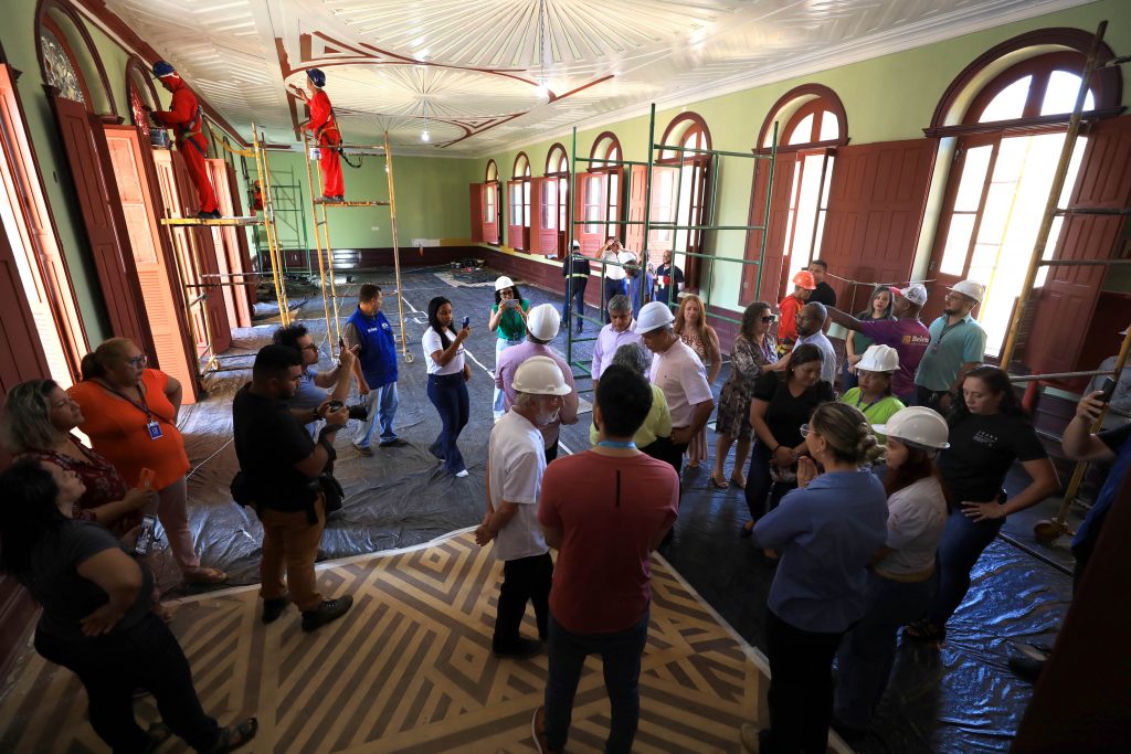 Prefeito Edmilson Rodrigues e equipe vistoriam a conclusão das obras do Palacete Pinho previsto para ser reaberto final deste mês de janeiro