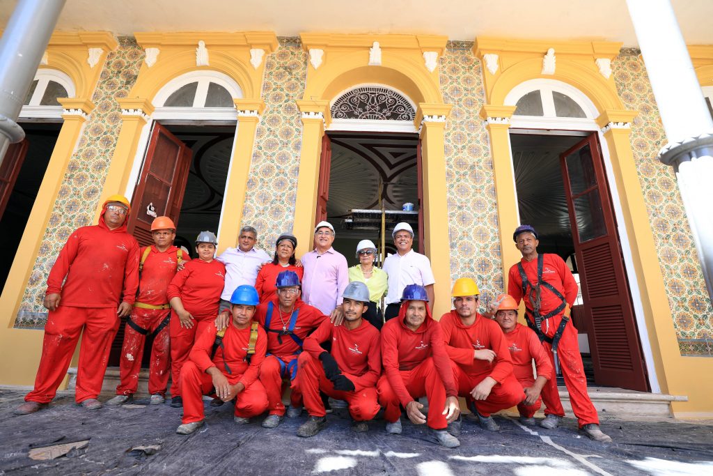 Operários, prefeitos e equipe municipal se reúnem para registro da obra de recuperação do Palacete Pinho