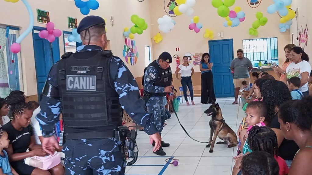 Volta às aulas teve apresentação do cão Rico, na escola Professora Renata Sales.