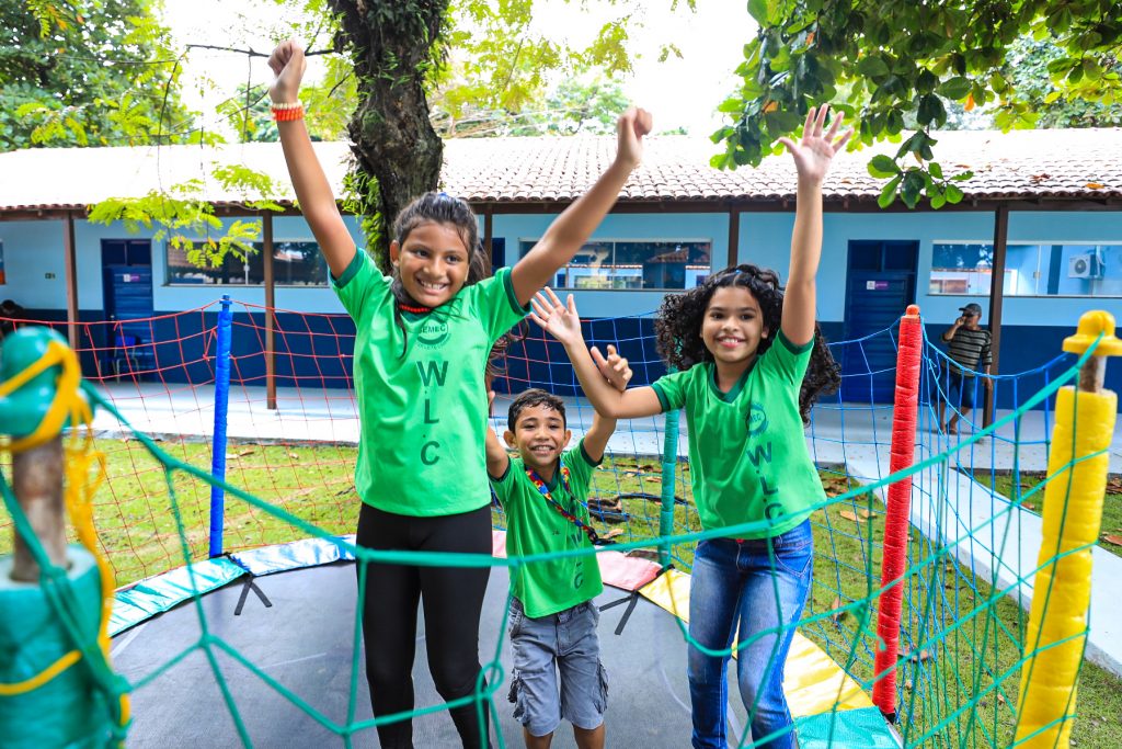 Estudantes comemoraram as melhorias realizadas na escola.