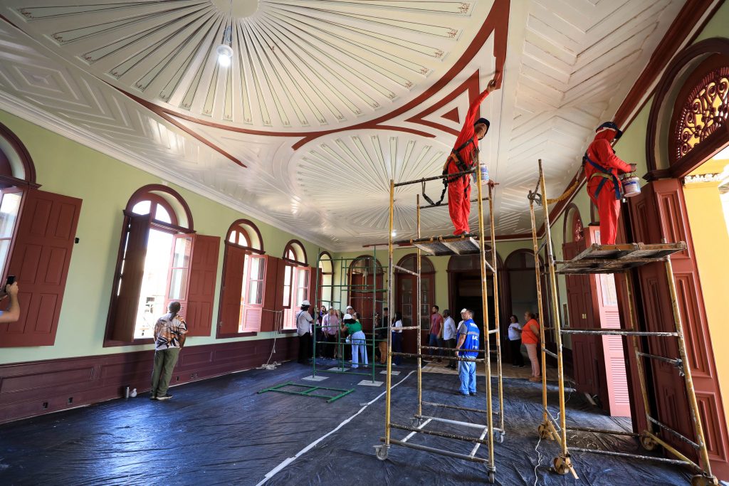 Operários concluem a obra de restauração do Palacete Pinho para ser entregue à Semec ainda neste mês de janeiro