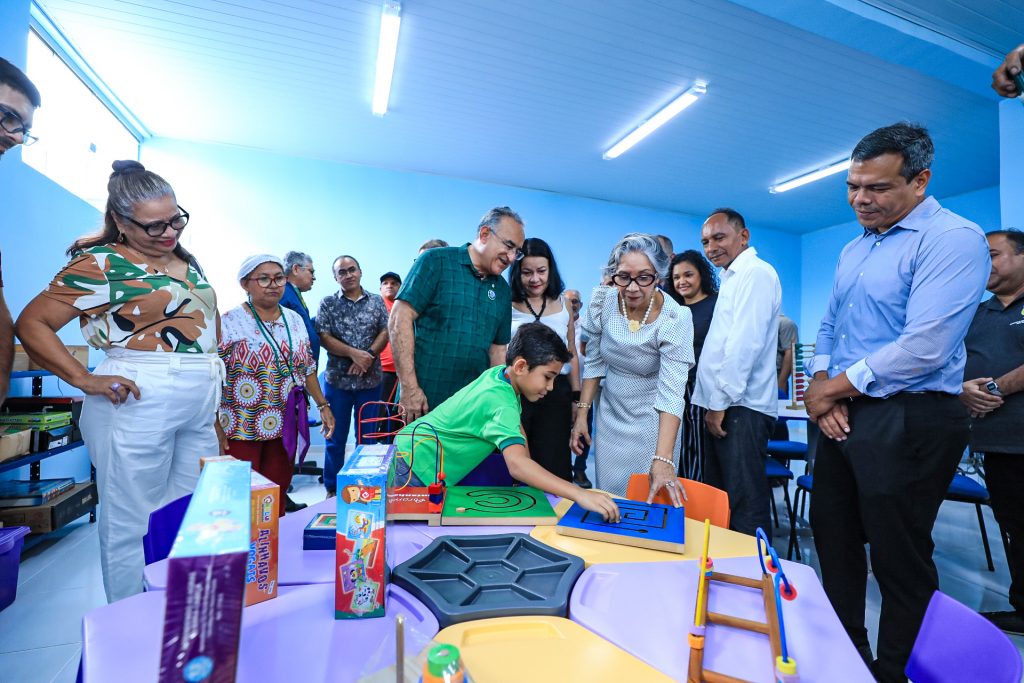 Prefeito Edmilson Rodrigues e secretária de Educação, Araceli Lemos, junto com a comunidade escolar na reinauguração da EMEF Walter Leite Caminha