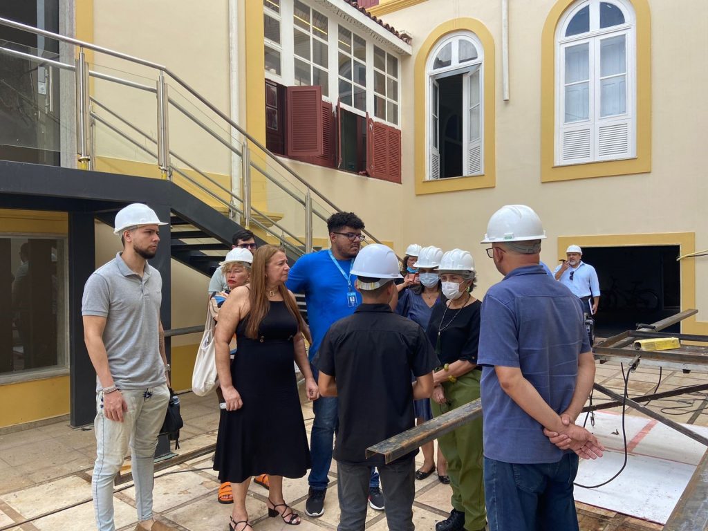 Secretária municipal de Educação, Araceli Lemos, em visita técnica ao prédio do Palacete Pinho, em obras de reforma e restauro