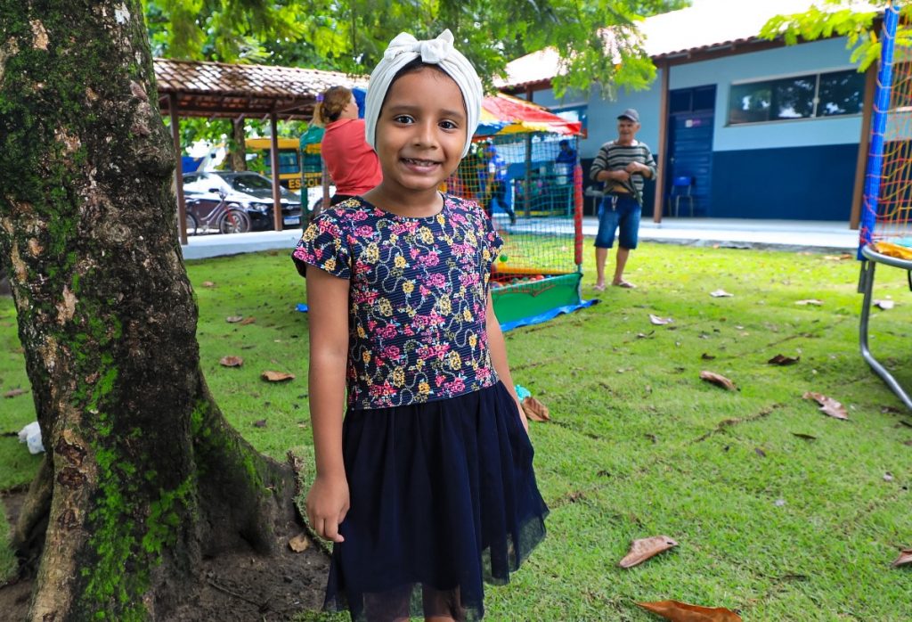 Estudante da Walter Leite Caminha, a pequena Jennifer Nascimento ficou feliz em ver sua escola mais bonita e com muito espaço para brincar.