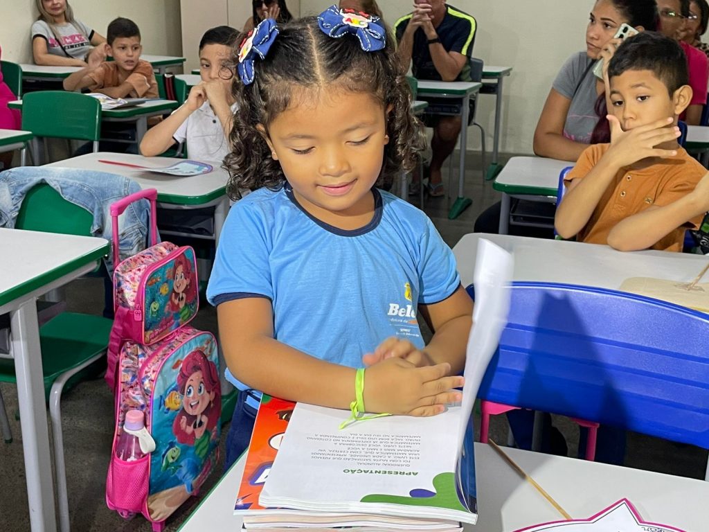 Kyara Fonseca, estudante do 1º ano, no primeiro dia de aula no ensino fundamental da Escola Benvinda de França Messias