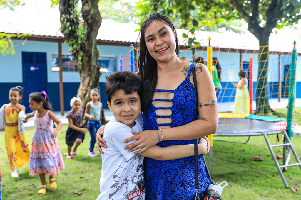 A diarista Ingrid Damasceno, mãe do aluno José Miguel, considera um privilégio ter um local seguro e confortável para seu filho estudar enquanto ela trabalha.