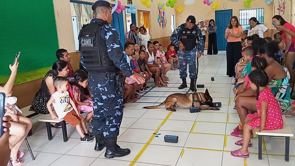 Na Escola Municipal de Educação Infantil (EMEI) Renata Sales, no Parque Guajará, as crianças foram acolhidas com a presença do cão adestrado Duque, do grupamento de Ações Táticas com Cães (Atac)