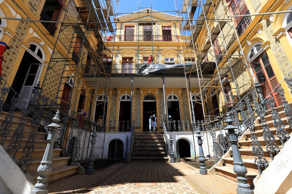 Um dos prédios históricos mais emblemáticos da Era da Borracha, o Palacete Pinho passa por restauração completa realizada pela Prefeitura de Belém