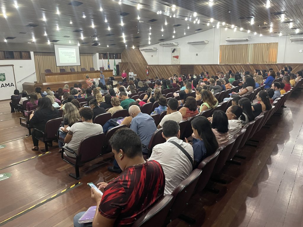 O encontro reuniu coordenadores de todas as escolas municipais