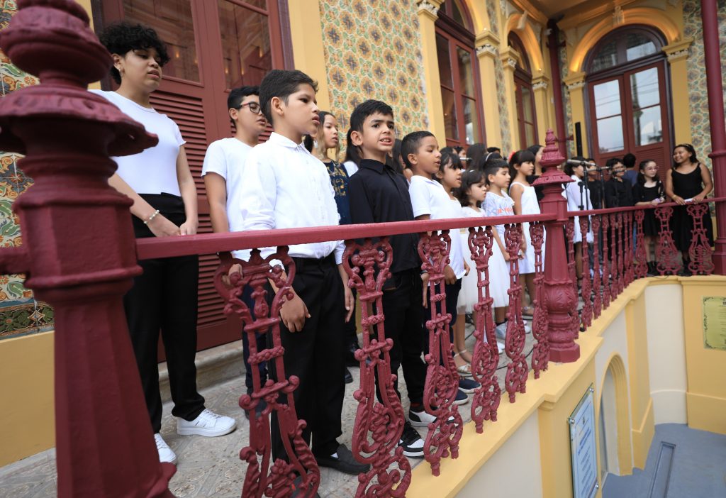 Coral de estudantes da rede municipal se apresenta na solenidade de entrega do Palacete Pinho reformado pela Prefeitura de Belém