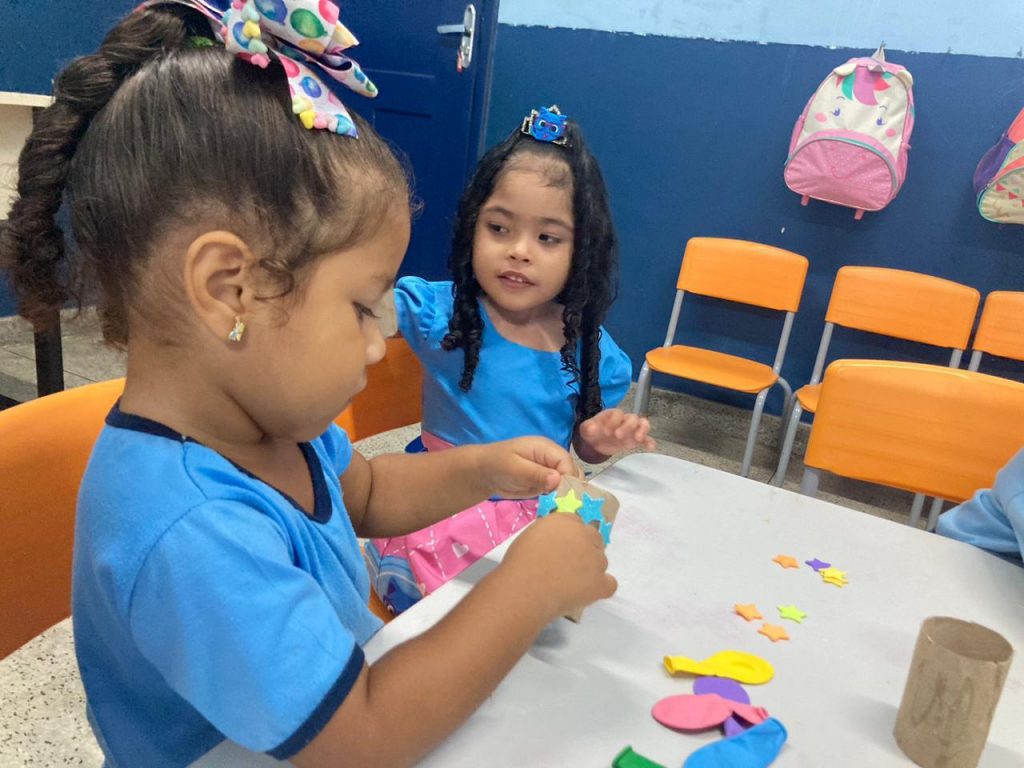 Crianças usam material reciclado na produção de fantasias e adereços de carnaval