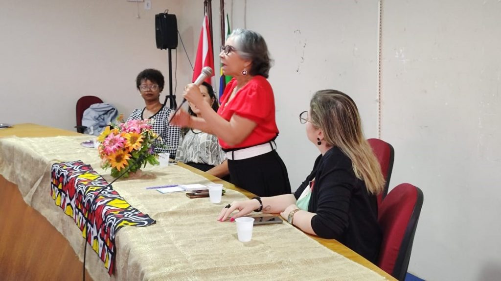 Para a secretária municipal de Educação, Araceli Lemos, "democracia não combina com racismo"