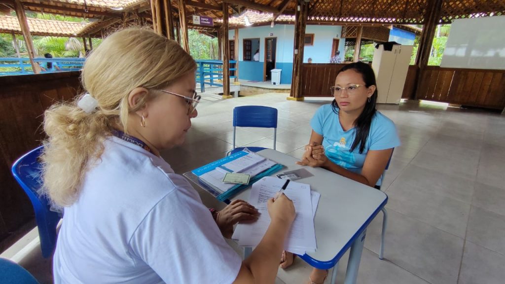 Pais e mães são orientados pelos profissionais do Crie sobre como proceder em casos de alunos com alguma deficiência
