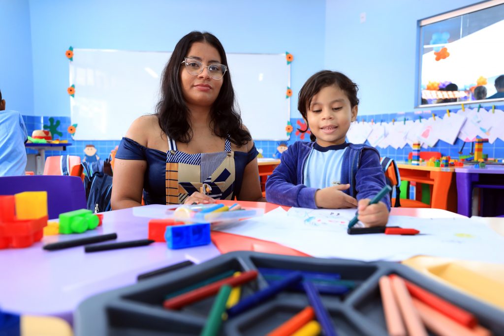 “É um privilégio receber essa reforma, saber que a minha filha mais nova vai poder ter a segurança de passar esses anos estudando aqui", diz Milena Almeida, mãe da aluna Rebeca, 5 anos