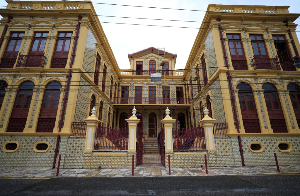 Após anos de abandono, um dos mais suntuosos símbolos do estilo arquitetônico da “Belle Èpoque”, em Belém, o Palacete Pinho, foi totalmente restaurado pela Prefeitura de Belém.