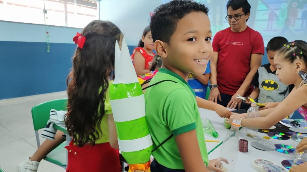 A "mochila voadora", fantasia do Rhyan Costa, que fez sucesso entre os estudantes da escola Walter Leite.