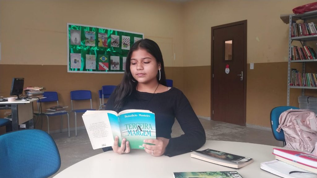 A estudante Yasmin Pimenta acha que os jovens devem ler mais Benedicto Monteiro e outros autores paraenses.