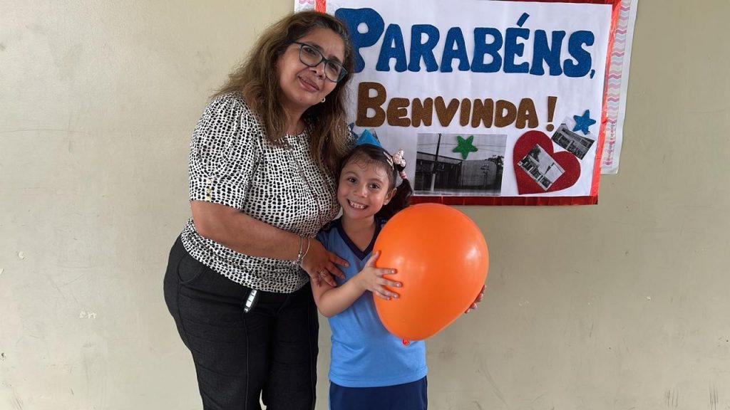 Diretora Nilma Machado festejou com as crianças o aniversário da Escola Benvinda de França Messias