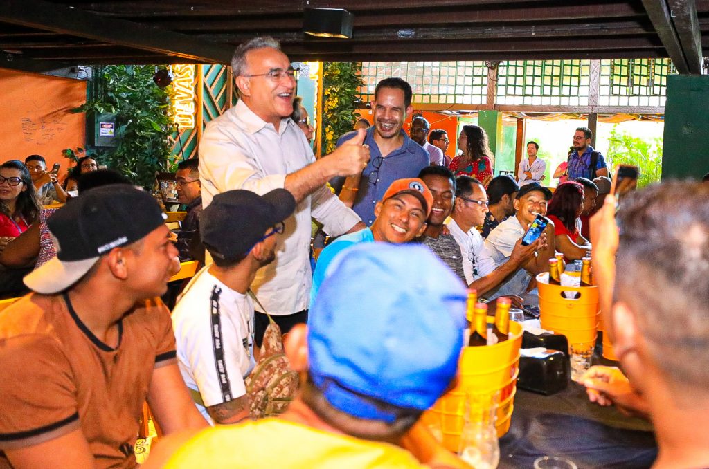 O prefeito Edmilson Rodrigues participou da homenagem aos trabalhadores, que fizeram a obra de reforma e restauração do Palacete Pinho.