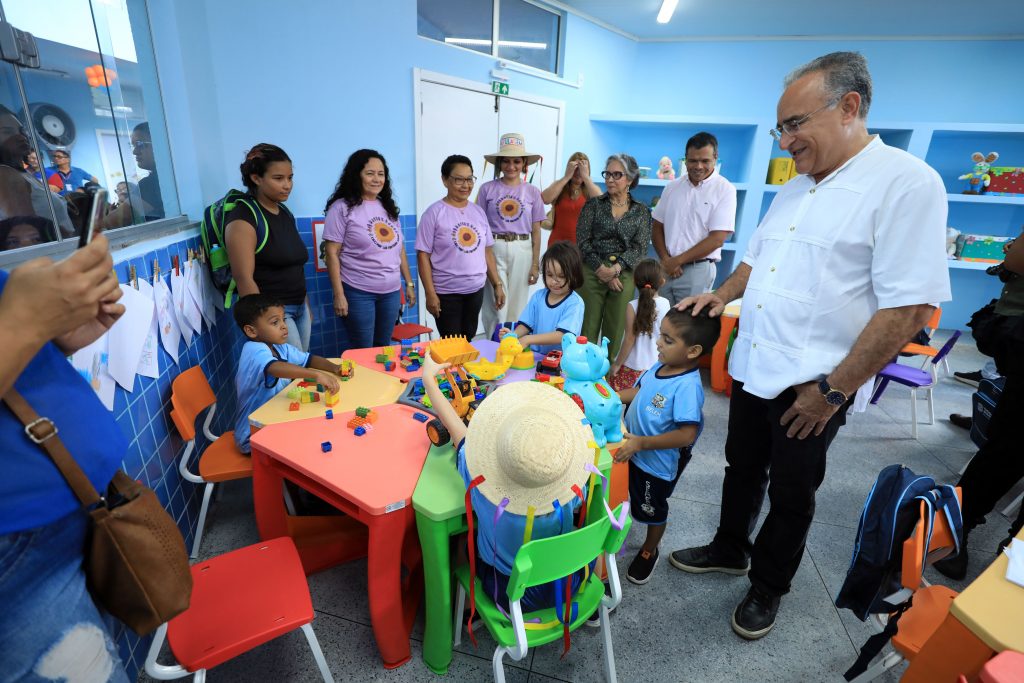 Prefeito Edmilson Rodrigues visita as salas de aula reformadas e com novos equipamentos