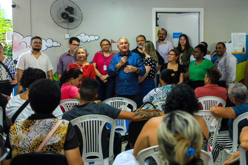 "Educação de qualidade exige investimento em boas escolas e equipamentos, mais investimentos em recursos humanos, professores e demais trabalhadores, que constituem o sistema educacional”, declarou o prefeito Edmilson Rodrigues