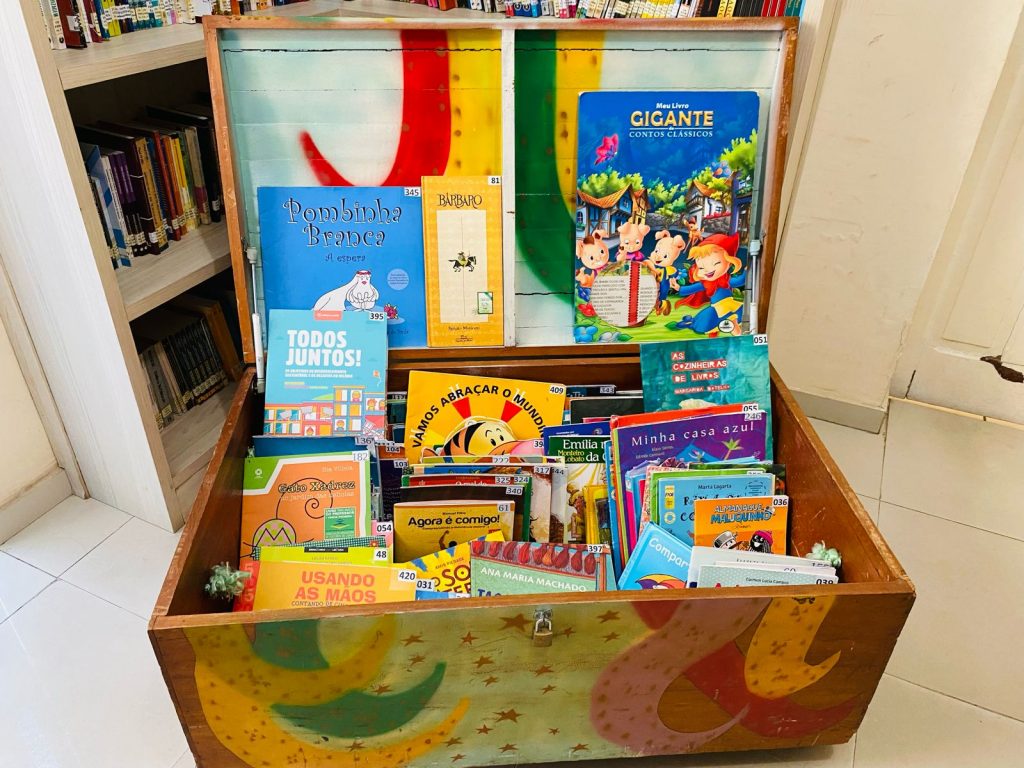O Baú mágico de histórias que viaja pelas escolas de Educação Infantil da rede municipal de Belém.