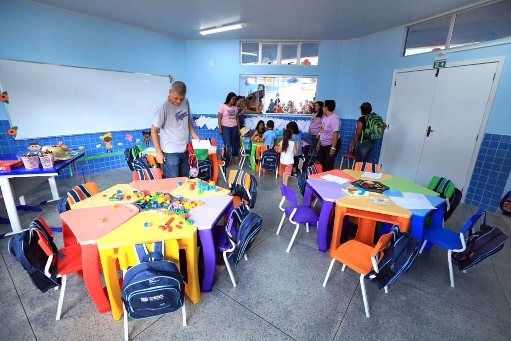 A escola recebeu reforma completa na estrutura, desde a manutenção da cobertura, climatização dos espaços de ensino, entradas e saídas adaptadas, melhorias nos banheiros, além da instalação de placas fotovoltaicas e novos equipamentos