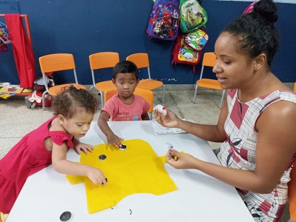 Com ajuda das professoras os estudantes da educação infantil da EMEI Venuzina construíram suas fantasias