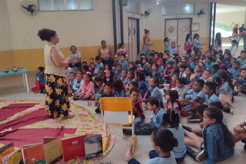 A atividade de contação de histórias nas escolas incentiva a leitura entre os estudantes, desde criança.