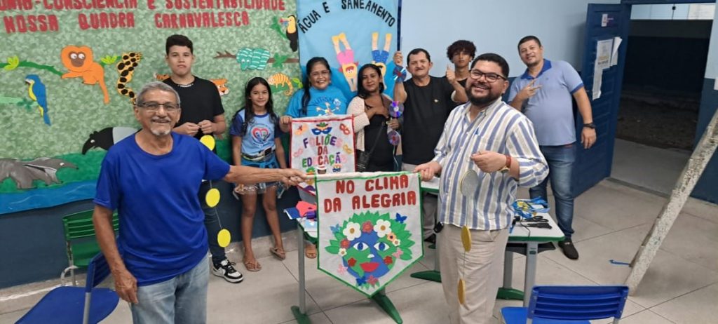 Turma da 1ª totalidade da Educação de Jovens, Adultos e Idosos da escola Walter Leite confeccionando enfeites de carnaval