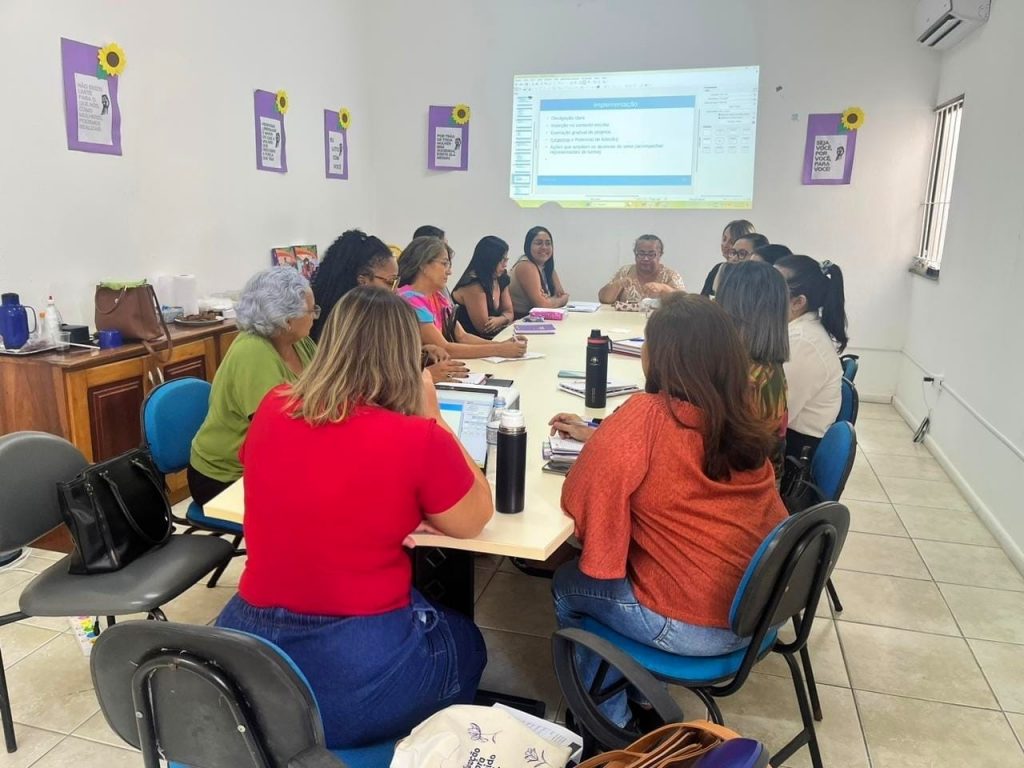 Semec prepara assistentes sociais e psicólogas para atuarem nas escolas da rede municipal de ensino.